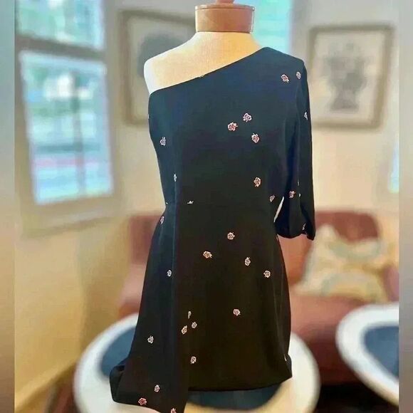 Park & Fifth strapless one shoulder dress. This is classy and sophisticated. - Picture 4 of 7